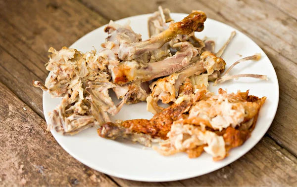 ¿Los perros pueden comer huesos de pollo?